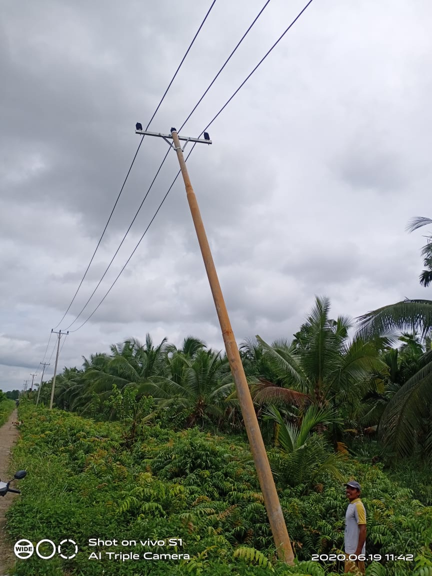 Warga Keluhkan Pemasangan Tiang Listrik PLN Asal-asalan