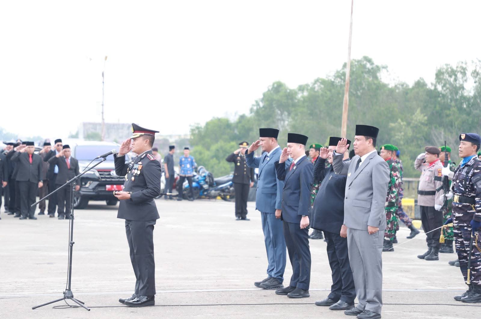 Pemkab Tanjabbar Gelar Upacara Pelarungan Bunga Peringati Hari Pahlawan ke-80